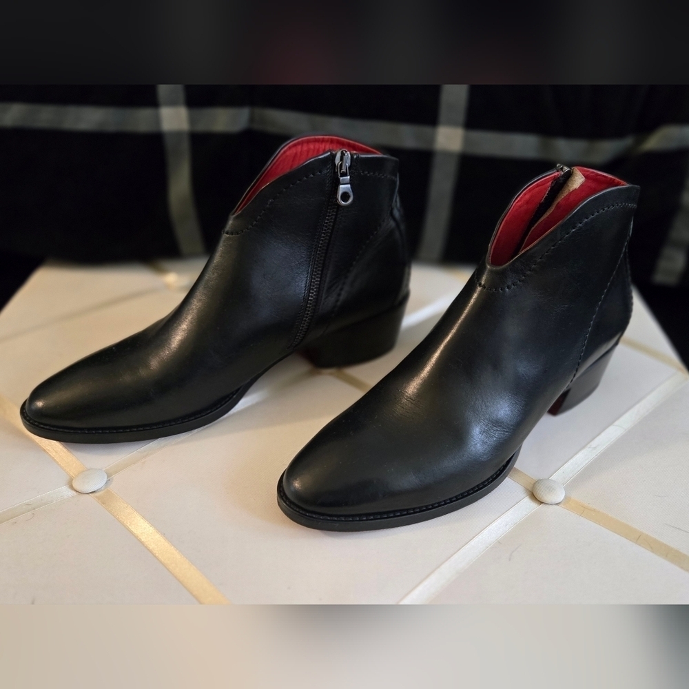 Leonardo Black Leather Ankle Boots with Vibrant Red Interior Leather Sole - Picture 5 of 9